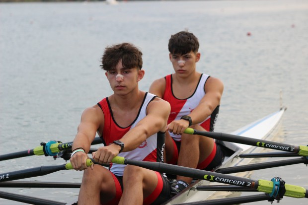 El doble scull cadete mantuvo las opciones de victoria practicamente hasta el final en una apretada regata en la que rozó el oro pero en la que perdió la segunda plaza en los últimos metros